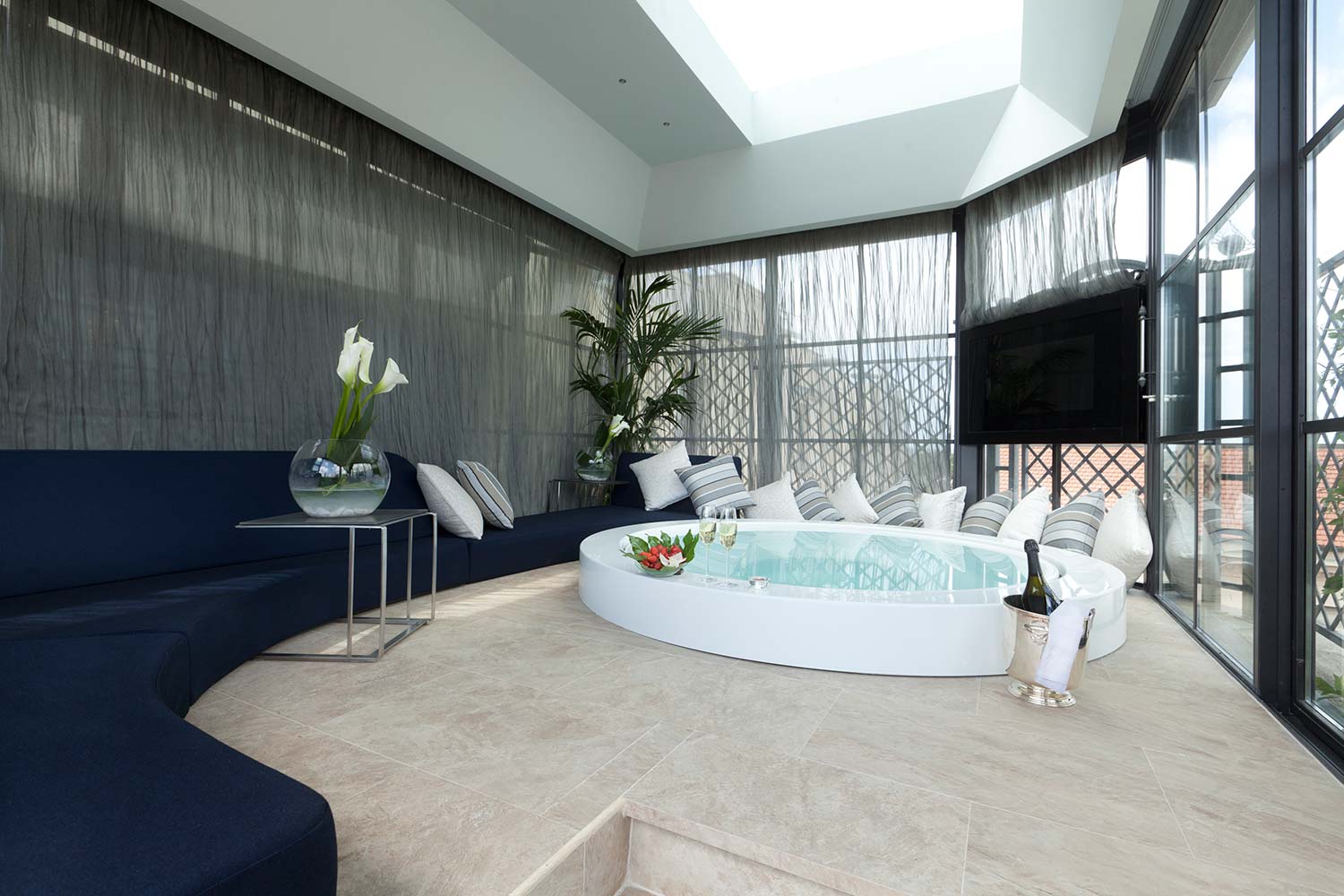 16_Roman_Penthouse_jacuzzi_pool